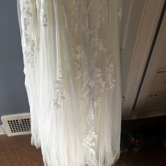 Wedding Dress - Picture 4 of 11